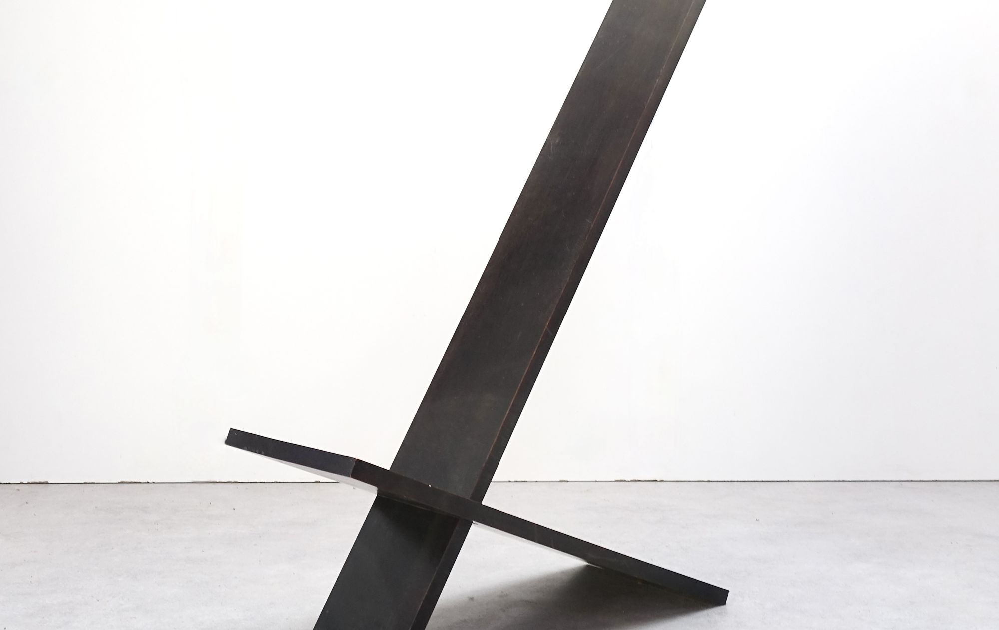Minimalist chair by English designer De Graaff