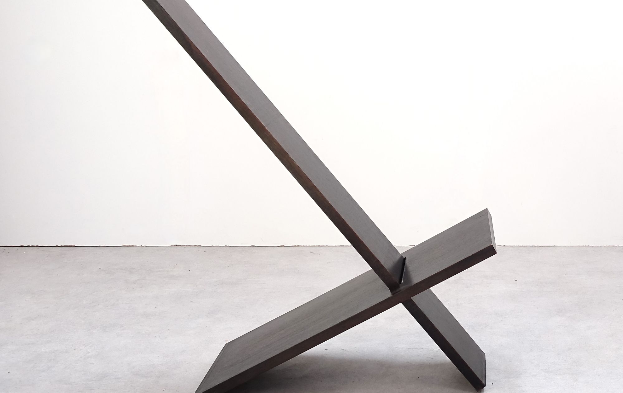 Minimalist chair by English designer De Graaff