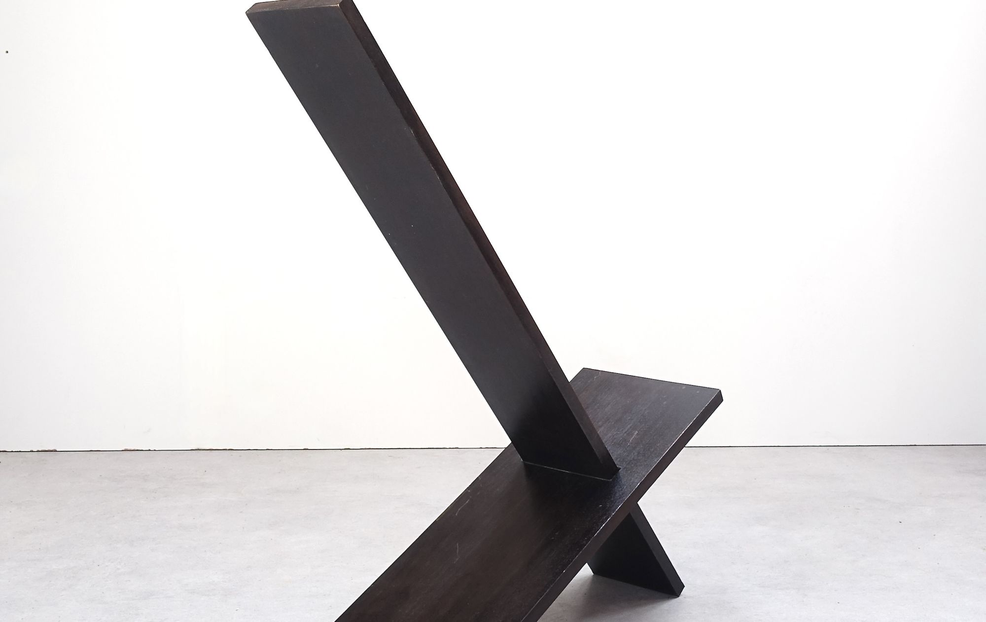 Minimalist chair by English designer De Graaff