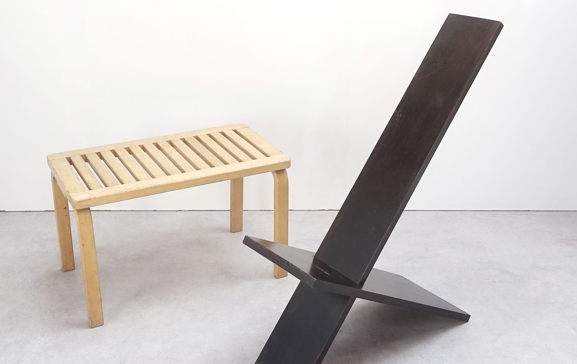 Minimalist chair by English designer De Graaff