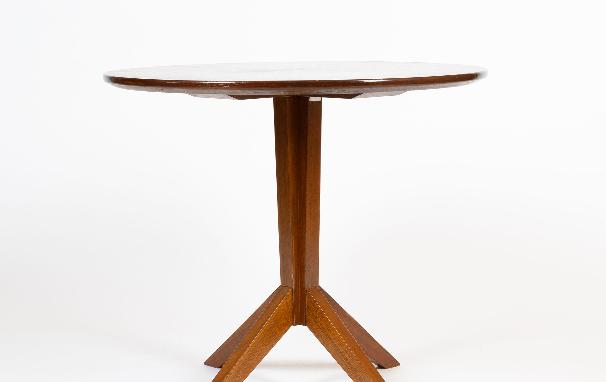 Pedestal table
