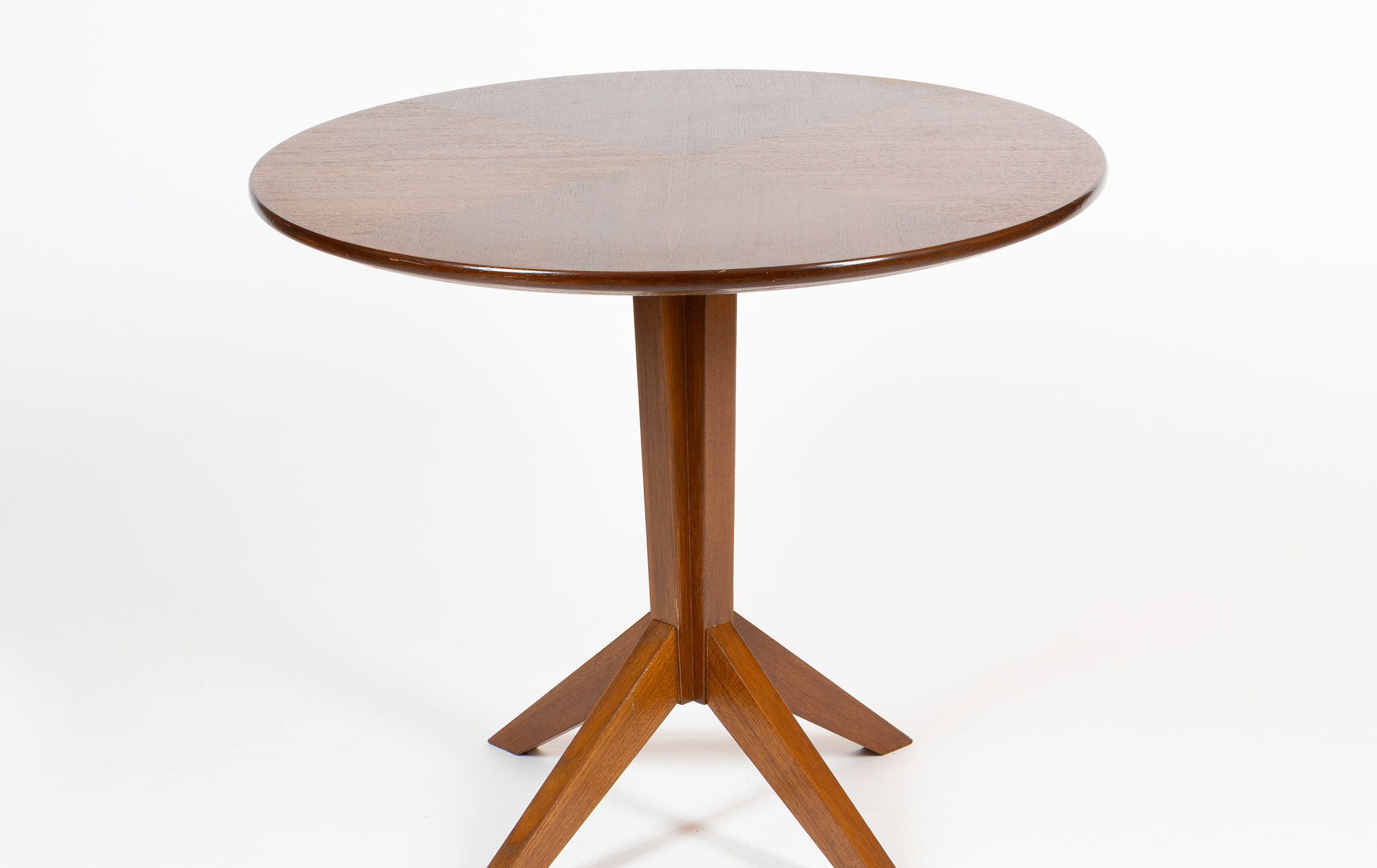 Pedestal table
