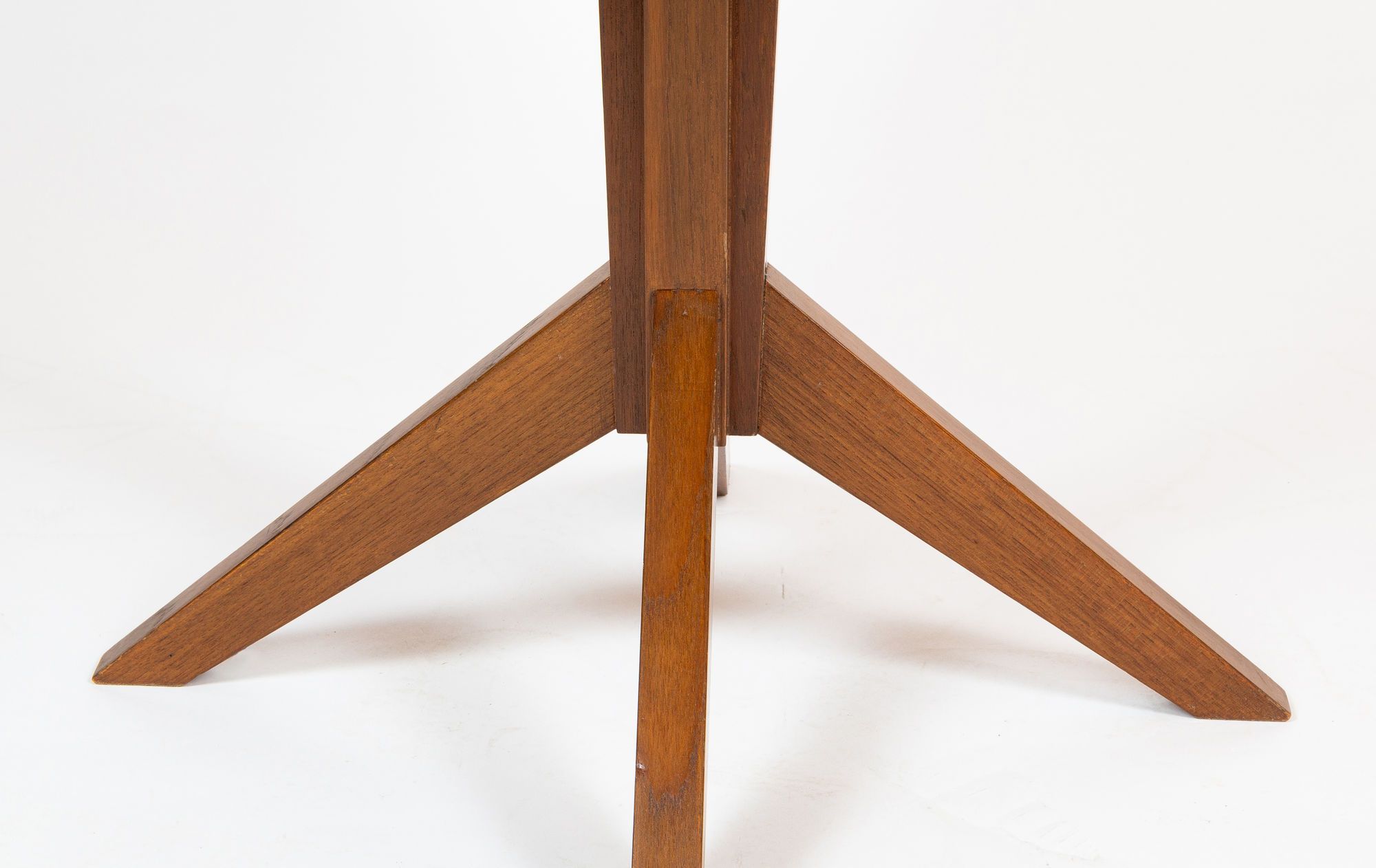 Pedestal table