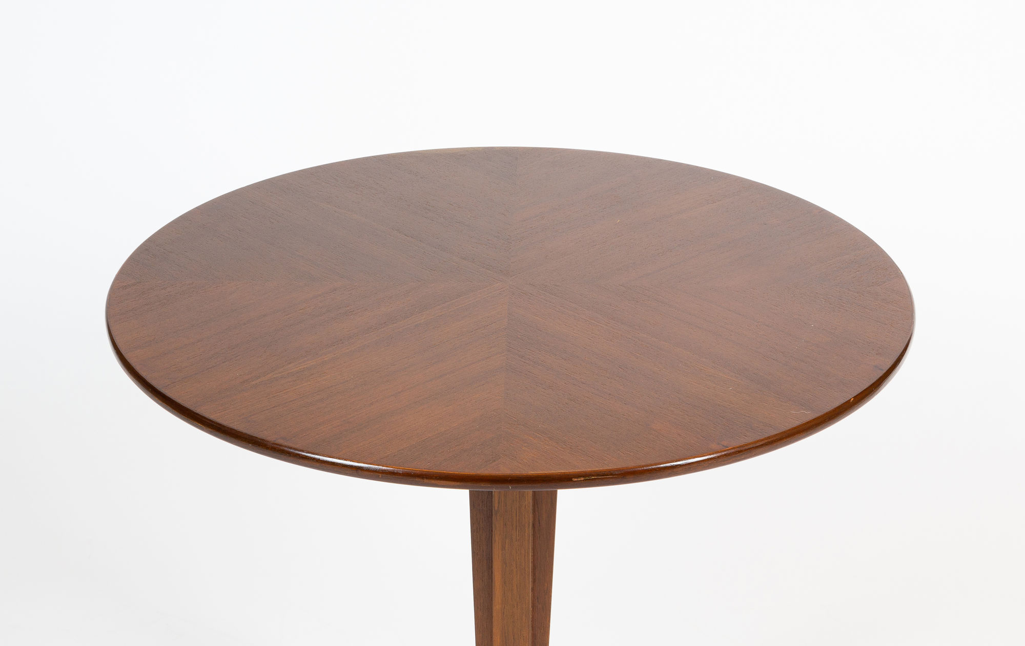 Pedestal table