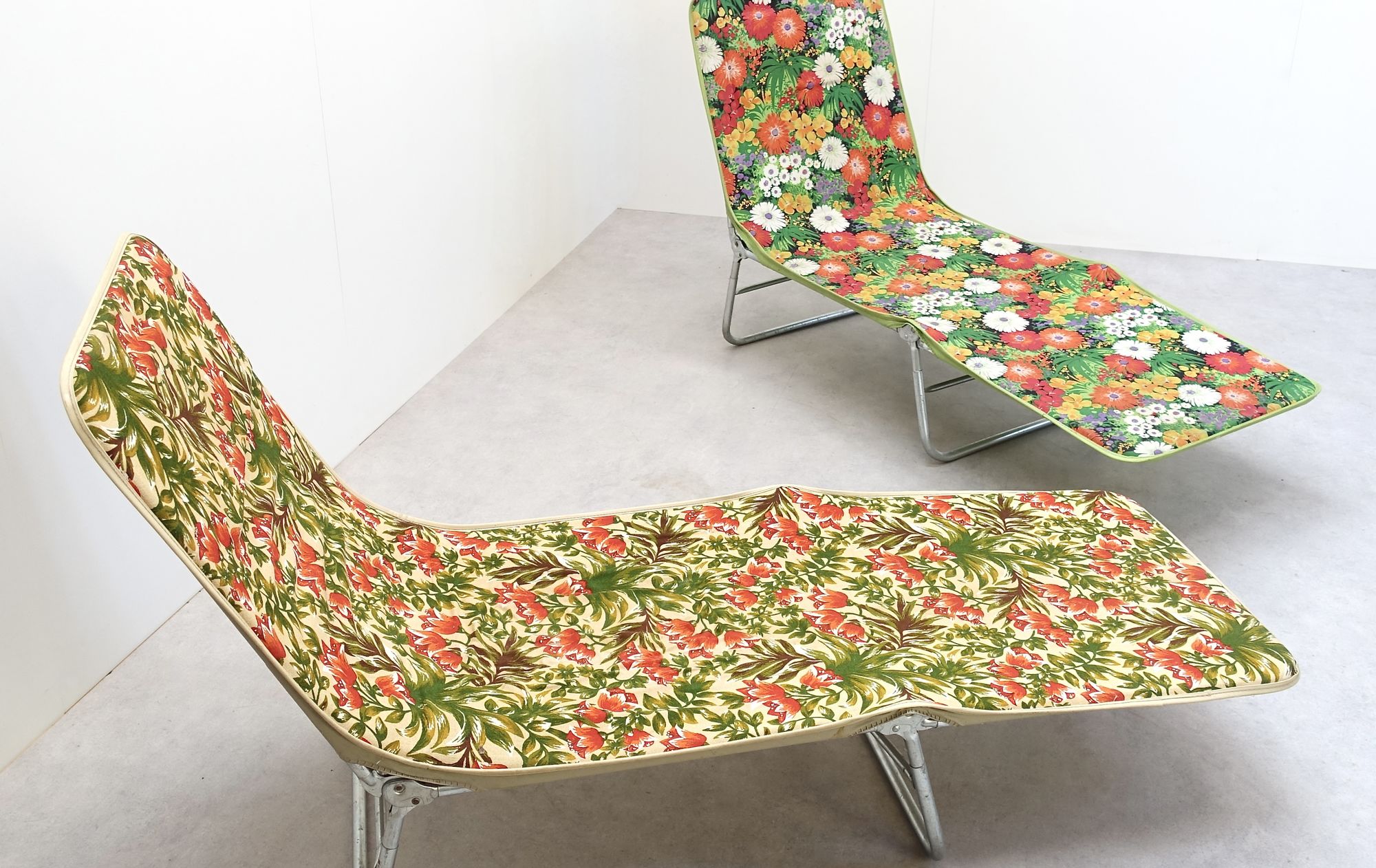 Folding lounge chairs 70s