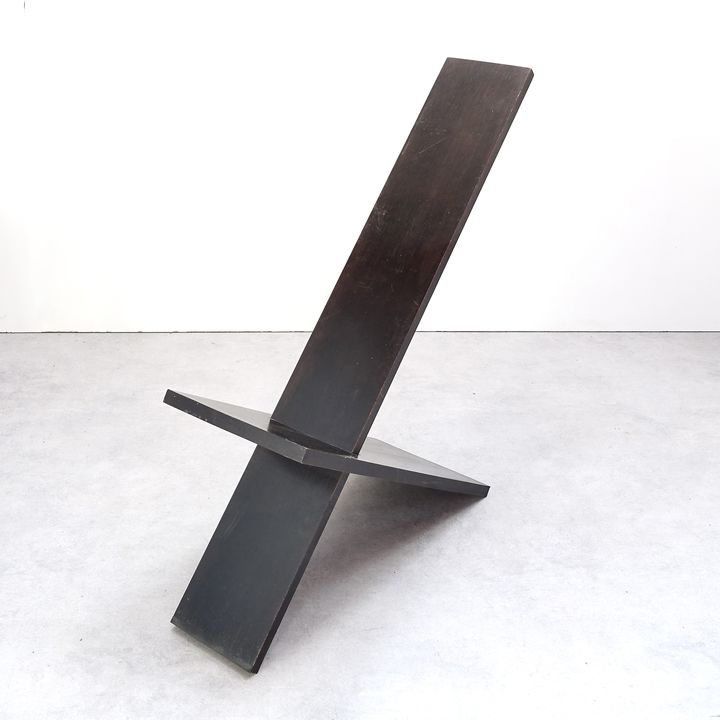 Minimalist chair by English designer De Graaff